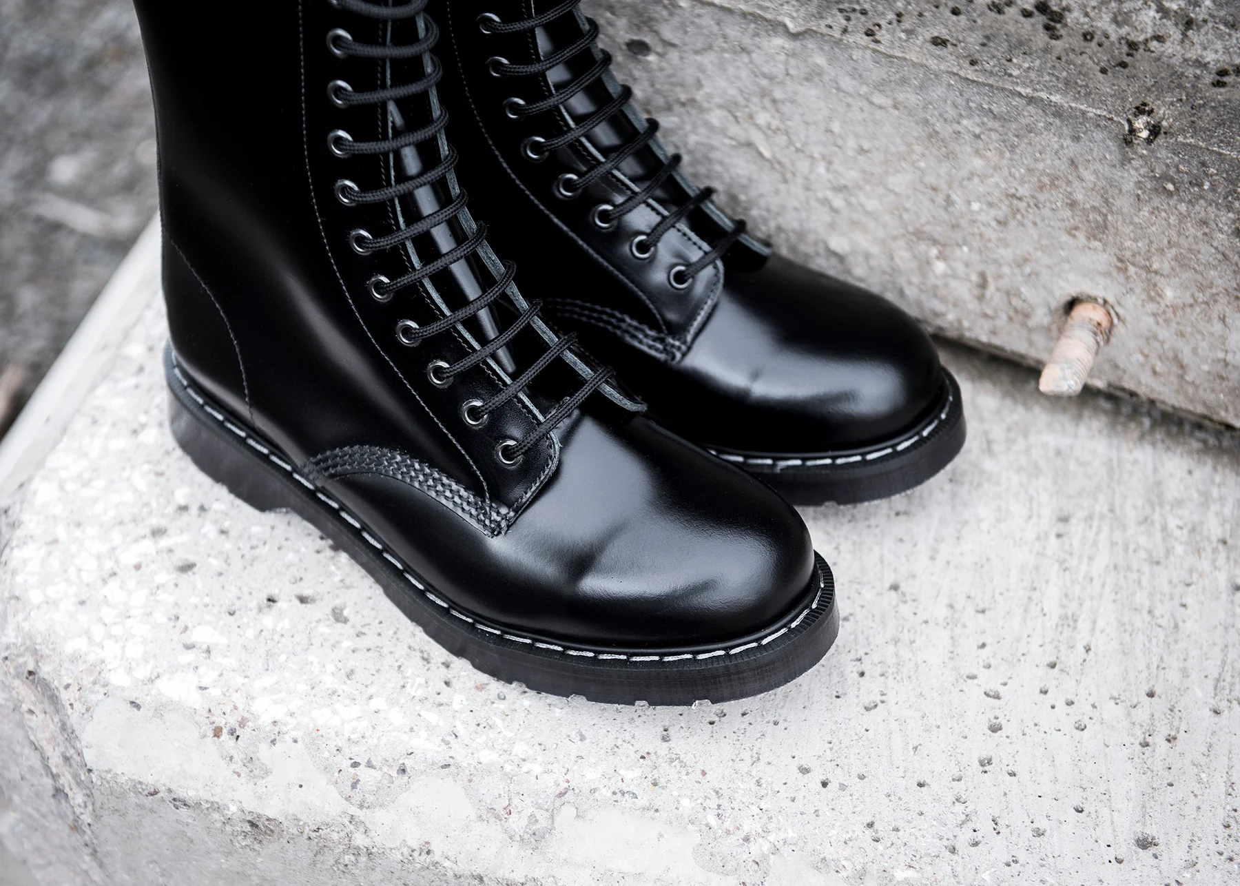 Black Hi-Shine 11 Eye Derby Boot - Image 6